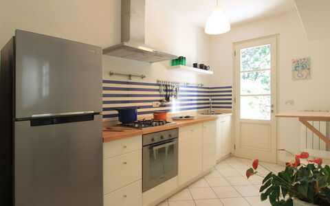 Villa Glicine: Cabinetry, Proprietà, Controsoffitto, Cucina Stufa, Elettrodomestico Da Cucina, Fiore, Pianta, Cucina, Costruzione, Legna
