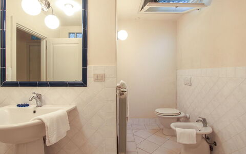 Villa Glicine: Specchio, Lavello, Idraulico Fixture, Proprietà, Rubinetto, Lavandino Del Bagno, Bianca, Bagno, Blu, Interior Design