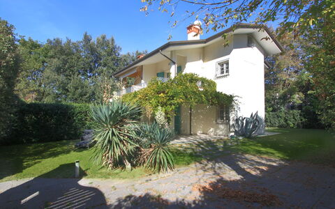 Villa Glicine: Cielo, Pianta, Proprietà, Costruzione, Finestra, Albero, Casa, Architettura, Lotto, Erba