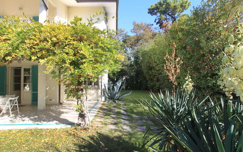 Villa Glicine: Pianta, Cielo, Proprietà, Costruzione, Finestra, Albero, Casa, Paesaggio, Impianto Terrestre, Erba