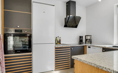 Springimile - 300M from the Sea: Elettrodomestico Da Cucina, Cucina, Apparecchio Major, Pavimentazione, Controsoffitto, Elettrodomestico, Interior Design, Legna, Cabinetry, Mobilia