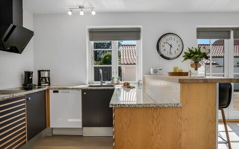 Springimile - 300M from the Sea: Mobilia, Controsoffitto, Cucina, Cabinetry, Interior Design, Pavimentazione, Elettrodomestico Da Cucina, Legna, Apparecchio Major, Elettrodomestico
