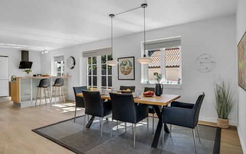 Springimile - 300M from the Sea: Mobilia, Interior Design, Pavimentazione, Sedia, Pavimento, Legna, Soffitto, Cucina & Sala Da Pranzo Tavolo, Tavolo, Sala Da Pranzo