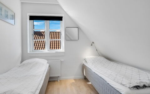 Springimile - 300M from the Sea: Legna, Camera Da Letto, Letto, Pavimento, Bedding, Telaio Del Letto, Lenzuolo, Appartamento, Biancheria