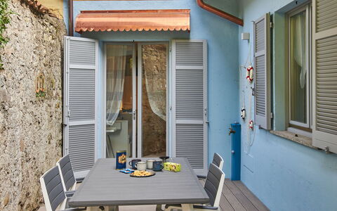 La Tana del Pescatore: Tavolo, Costruzione, Blu, Finestra, Legna, Arancia, Porta, Interior Design, Sedia