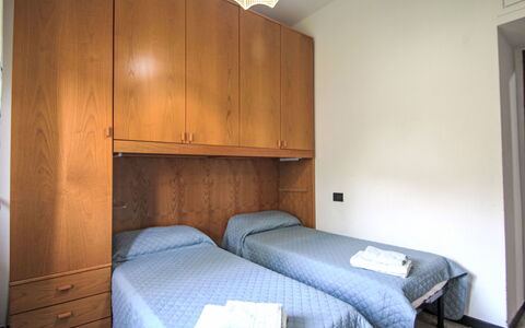 Valle dei Poggi: Legna, Camera Da Letto, Letto, Pavimento, Pavimentazione, Interior Design, Lenzuolo, Mobilia, Bedding, Camera