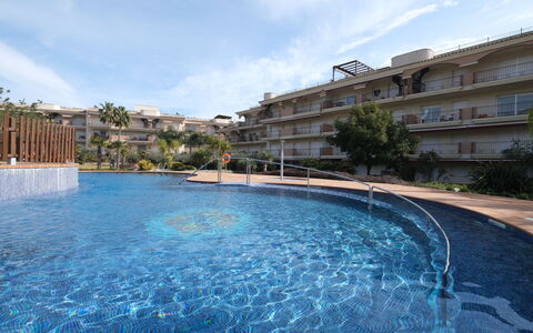 Golden Beach: Acqua, Cielo, Costruzione, Nube, Pianta, Azzurro, Piscina, Albero, Casa, Finestra