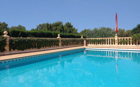 Villa Lantana: Acqua, Pianta, Cielo, Proprietà, Piscina, Azzurro, Natura, Albero, Tempo Libero, Materiale Composito
