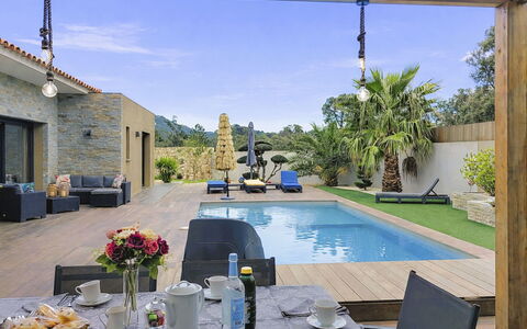 Villa les Lieges: Piscina, Ricorrere, Mobili Da Esterno, Estate, Eco Hotel, Villa, Tempo Libero, Hacienda, Shade, Landscaping