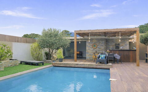 Villa les Lieges: Piscina, Ricorrere, Materiale Composito, Shade, Mobilia, Giardino, Mobili Da Esterno, Backyard, Eco Hotel, Giochi D'Acqua