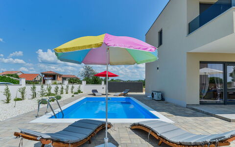 Sunset: Cielo, Costruzione, Proprietà, Giorno, Acqua, Piscina, Ombrello, Azzurro, Shade, Lettino