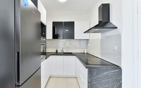 Sunrise: Controsoffitto, Cabinetry, Rubinetto, Mobilia, Lavello, Costruzione, Cucina, Interior Design, Idraulico Fixture, Legna
