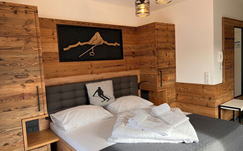 Rehkitz: Proprietà, Mobilia, Comfort, Legna, Telaio Del Letto, Interior Design, Costruzione, Pavimento, Pavimentazione, Parete
