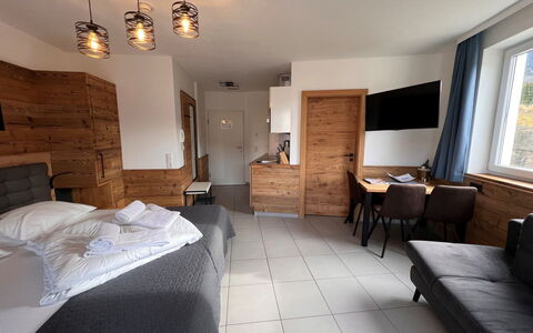 Rehkitz: Mobilia, Proprietà, Tavolo, Costruzione, Comfort, Finestra, Interior Design, Illuminazione, Pavimento, Legna