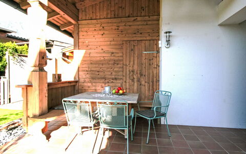 Lisa: Mobilia, Tavolo, Pianta, Legna, Sedia, Costruzione, Interior Design, Brick, Pavimento, Parete