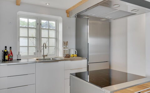 Elsabeth - 20M from the Sea: Cucina, Controsoffitto, Pavimentazione, Elettrodomestico Da Cucina, Cabinetry, Interior Design, Legna, Mobilia, Pavimento, Elettrodomestico