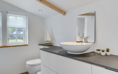 Elsabeth - 20M from the Sea: Bagno, Idraulico Fixture, Lavandino Del Bagno, Lavello, Interior Design, Pavimentazione, Mobiletto Del Bagno, Rubinetto, Pavimento, Idraulico