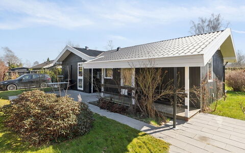Ingelis - 1.2Km from the Sea: Casa, Zona Residenziale, Tetto, Casa, Porta, Villetta, Raccordo, Estate, Driveway, Cortile