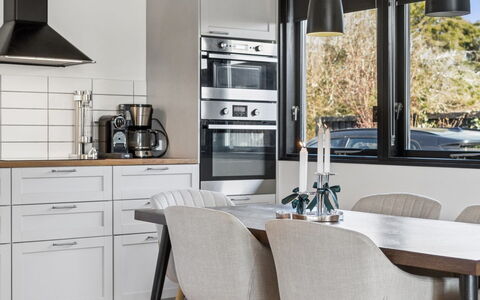 Ingelis - 1.2Km from the Sea: Mobilia, Cucina, Interior Design, Controsoffitto, Pavimentazione, Cabinetry, Legna, Elettrodomestico Da Cucina, Lampada, Pavimento