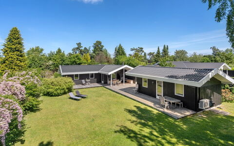 Ingelis - 1.2Km from the Sea: Tetto, Casa, Lotto, Casa, Villetta, Estate, Edifici Giardino, Shade, Log Cabin, Landscaping