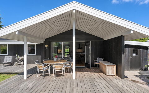 Ingelis - 1.2Km from the Sea: Pavimentazione, Pavimento, Soffitto, Interior Design, Controsoffitto, Cucina, Cabinetry, Camera, Apparecchio Major, Lampada