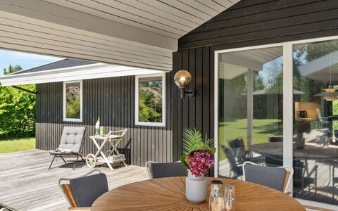 Ingelis - 1.2Km from the Sea: Pavimentazione, Pavimento, Soffitto, Interior Design, Controsoffitto, Cucina, Cabinetry, Camera, Apparecchio Major, Lampada
