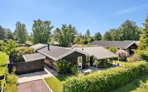 Ingelis - 1.2Km from the Sea: Pavimentazione, Pavimento, Soffitto, Interior Design, Controsoffitto, Cucina, Cabinetry, Camera, Apparecchio Major, Lampada
