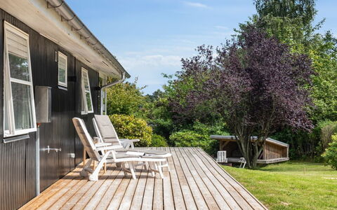 Donco - 600M from the Sea: Vegetazione, Arbusto, Primavera, Villetta, Giardino, Shade, Backyard, Cortile, Sedia