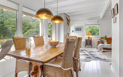 Ljuba - 1.2Km from the Sea: Mobilia, Interior Design, Pavimentazione, Sedia, Legna, Tavolo, Soffitto, Pavimento, Sala Da Pranzo, Cucina & Sala Da Pranzo Tavolo