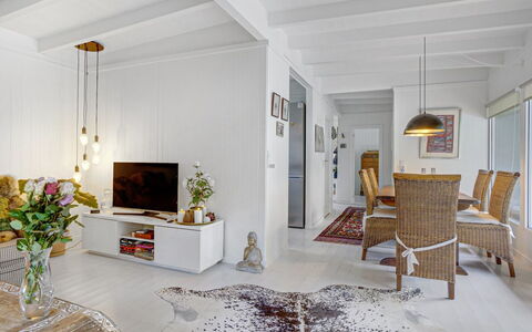 Ljuba - 1.2Km from the Sea: Mobilia, Interior Design, Pavimentazione, Parete, Pavimento, Soffitto, Legna, Divano, Soggiorno, Lampada