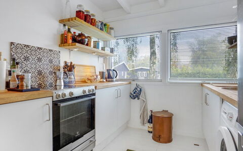 Ljuba - 1.2Km from the Sea: Cucina, Apparecchio Major, Controsoffitto, Interior Design, Elettrodomestico Da Cucina, Pavimentazione, Elettrodomestico, Cabinetry, Soffitto, Camera