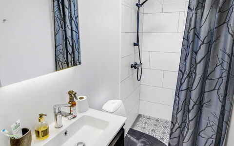 Ljuba - 1.2Km from the Sea: Bagno, Interior Design, Pavimentazione, Idraulico Fixture, Pavimento, Gabinetto, Idraulico, Camera, Tenda, Rubinetto