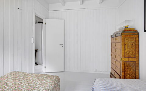 Ljuba - 1.2Km from the Sea: Parete, Interior Design, Pavimentazione, Pavimento, Camera Da Letto, Legna, Soffitto, Letto, Mobilia, Lenzuolo