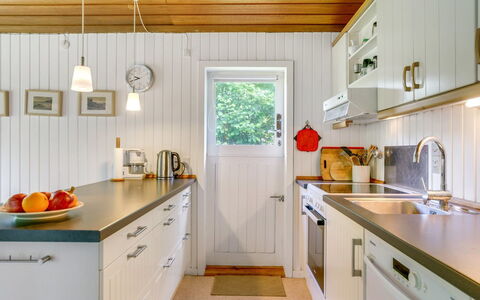 Lucie - 1.5Km from the Sea: Legna, Pavimentazione, Interior Design, Soffitto, Controsoffitto, Cucina, Pavimento, Lampada, Casa, Cabinetry