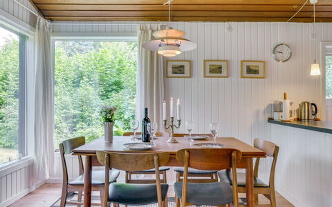 Lucie - 1.5Km from the Sea: Mobilia, Interior Design, Legna, Pavimentazione, Lampada, Soffitto, Sala Da Pranzo, Cucina & Sala Da Pranzo Tavolo, Sedia, Tavolo