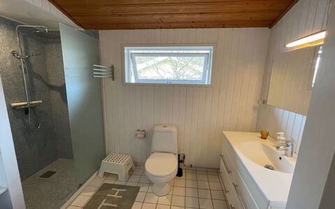 Lucie - 1.5Km from the Sea: Pavimentazione, Idraulico Fixture, Pavimento, Legna, Bagno, Interior Design, Idraulico, Lavello, Rubinetto, Gabinetto