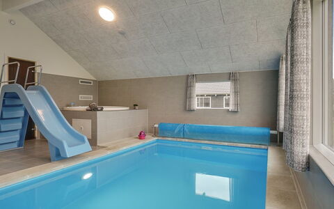 Vara - 800M from the Sea: Tetto, Casa, Lotto, Casa, Villetta, Estate, Edifici Giardino, Shade, Log Cabin, Landscaping