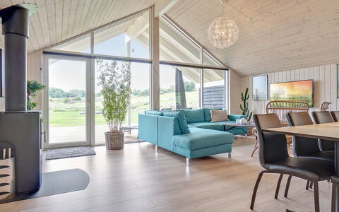 Vara - 800M from the Sea: Tetto, Casa, Lotto, Casa, Villetta, Estate, Edifici Giardino, Shade, Log Cabin, Landscaping