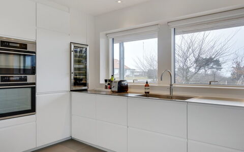 Ebke - 70M from the Sea: Interior Design, Pavimentazione, Legna, Cucina, Elettrodomestico Da Cucina, Pavimento, Soffitto, Controsoffitto, Cabinetry, Illuminazione