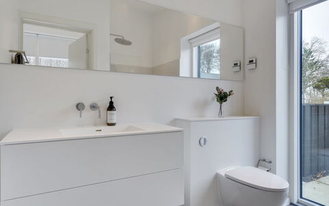 Ebke - 70M from the Sea: Bagno, Idraulico Fixture, Pavimentazione, Pavimento, Interior Design, Mobiletto Del Bagno, Rubinetto, Idraulico, Lavello, Lavandino Del Bagno