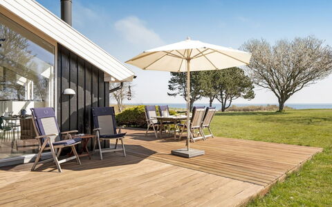 Trajko - 100M from the Sea: Zona Residenziale, Tetto, Sobborgo, Driveway, Estate, Camino