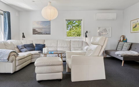 Ømund - 600M to the Fjord: Mobilia, Divano, Interior Design, Pavimentazione, Pavimento, Soggiorno, Casa, Camera, Illuminazione, Appartamento