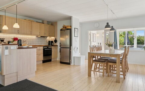 Ømund - 600M to the Fjord: Pavimentazione, Mobilia, Pavimento, Interior Design, Legna, Soffitto, Pavimento In Legno, Cucina, Camera, Pavimento Laminato