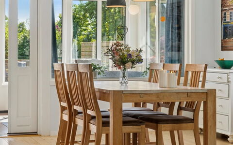 Ømund - 600M to the Fjord: Mobilia, Pavimentazione, Legna, Pavimento, Sala Da Pranzo, Interior Design, Cucina & Sala Da Pranzo Tavolo, Tavolo, Sedia, Color Legno