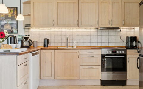 Ømund - 600M to the Fjord: Cucina, Controsoffitto, Mobilia, Cabinetry, Elettrodomestico Da Cucina, Legna, Pavimentazione, Interior Design, Apparecchio Major, Lavello