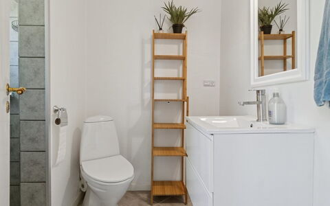 Ømund - 600M to the Fjord: Pavimentazione, Pavimento, Interior Design, Gabinetto, Idraulico Fixture, Toilet Seat, Camera, Bagno, Idraulico, Piastrella