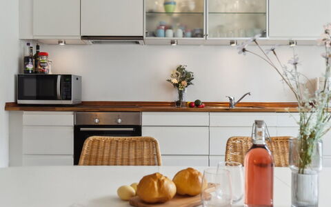 Galia - 2Km from the Sea: Cucina, Controsoffitto, Mobilia, Interior Design, Cabinetry, Elettrodomestico Da Cucina, Pavimentazione, Legna, Lampada, Elettrodomestico