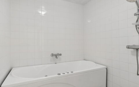 Galia - 2Km from the Sea: Idraulico Fixture, Bagno, Vasca Da Bagno, Pavimentazione, Interior Design, Pavimento, Rubinetto, Idraulico, Soffitto