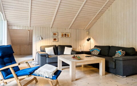 Merina - 700M from the Sea: Mobilia, Interior Design, Pavimentazione, Pavimento, Legna, Soffitto, Pavimento In Legno, Camera, Soggiorno, Illuminazione