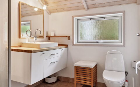 Merina - 700M from the Sea: Bagno, Lavandino Del Bagno, Idraulico Fixture, Pavimentazione, Interior Design, Lavello, Pavimento, Legna, Rubinetto, Mobiletto Del Bagno